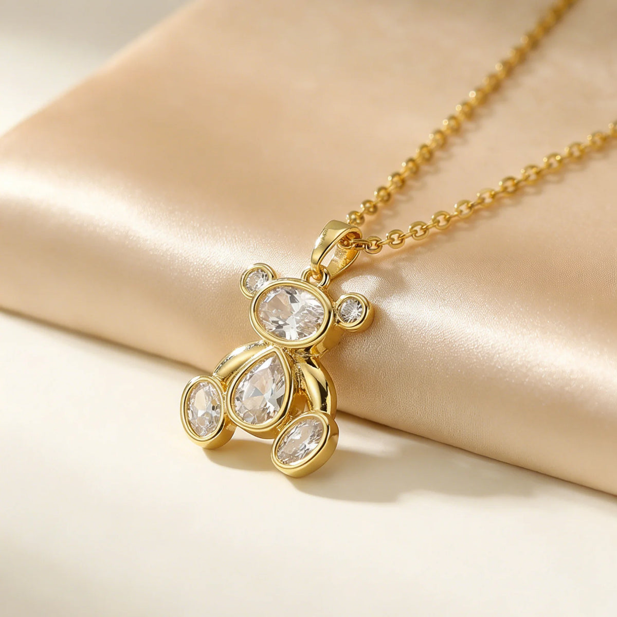 Collier ourson en zircon, pendentif doré délicat