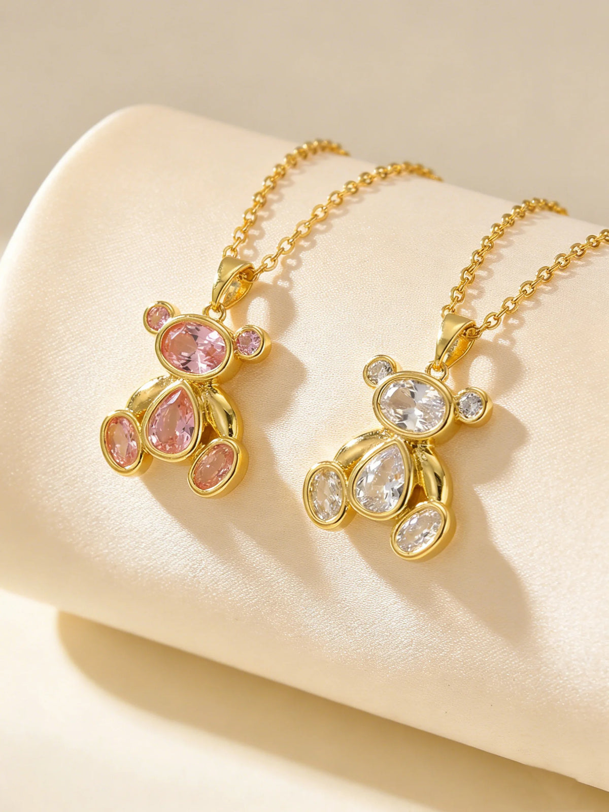 Collier ourson en zircon, pendentif doré délicat
