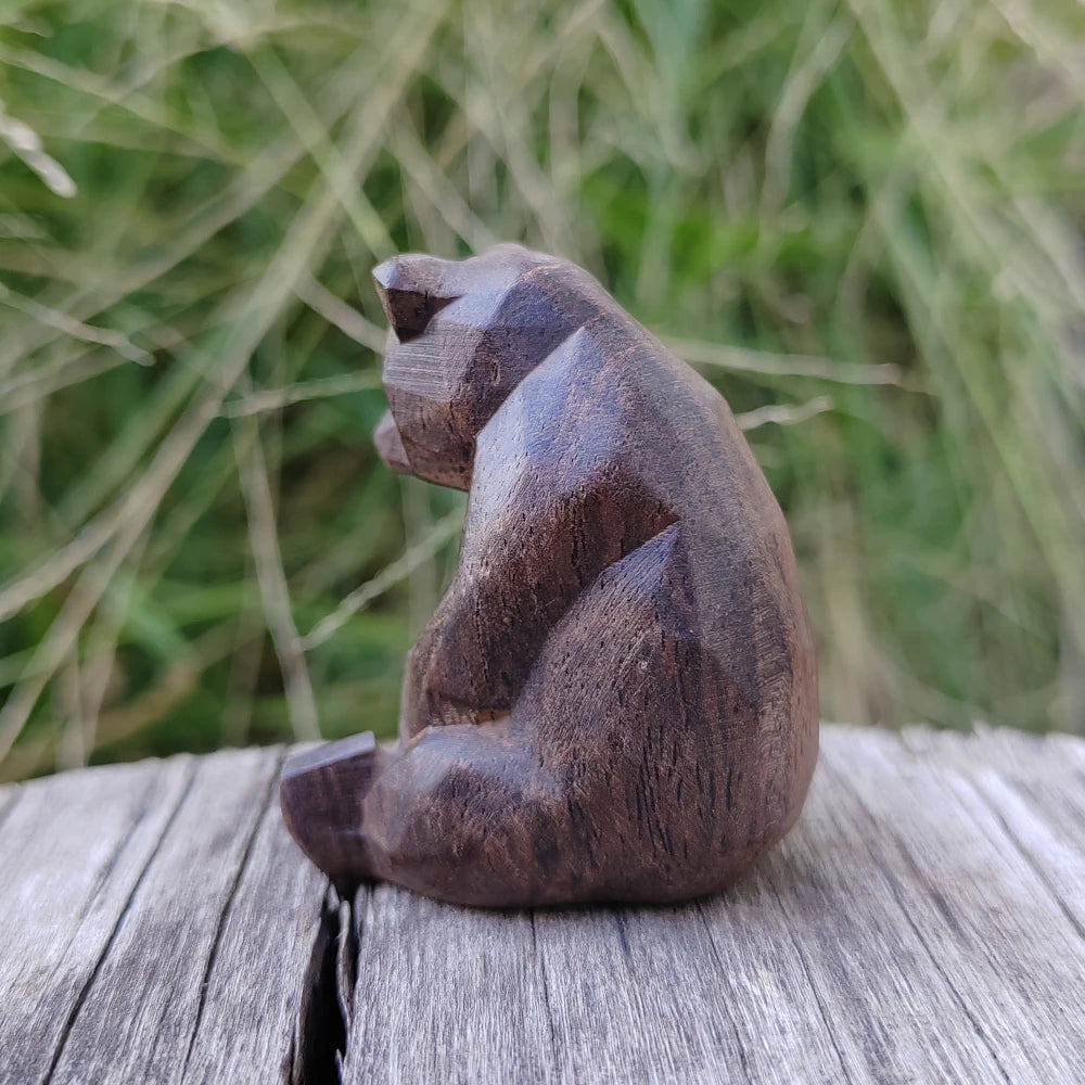 Ornement ours en bois sculpté style géométrique
