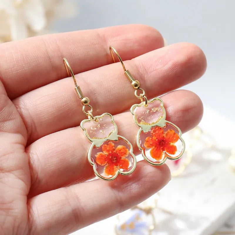 Boucles d'oreilles ourson en résine, fleurs pressées naturelles